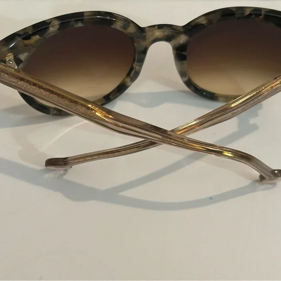 Stylish Tortoiseshell Sunglasses - Picture 8 of 8